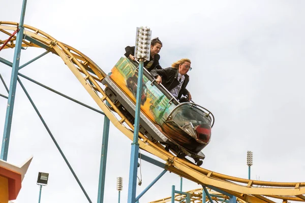 Odessa Oekraïne Mei 2019 Bezoekers Rijden Wegglijbanen Een Pretpark Jonge — Stockfoto