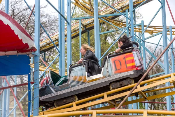 Odessa Oekraïne Mei 2019 Bezoekers Rijden Wegglijbanen Een Pretpark Jonge — Stockfoto