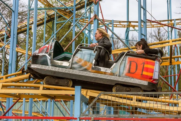 Odessa Oekraïne Mei 2019 Bezoekers Rijden Wegglijbanen Een Pretpark Jonge — Stockfoto