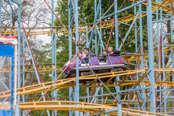 Odessa Oekraïne Mei 2019 Bezoekers Rijden Wegglijbanen Een Pretpark Jonge — Stockfoto