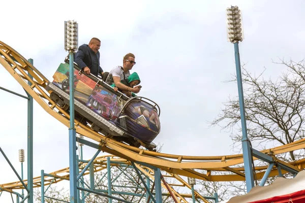 Odessa Oekraïne Mei 2019 Bezoekers Rijden Wegglijbanen Een Pretpark Jonge — Stockfoto