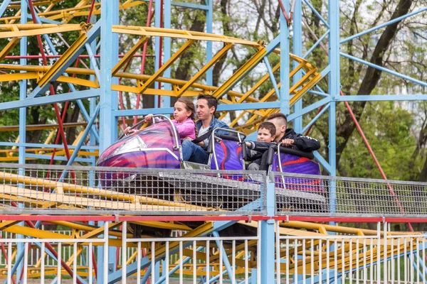 Odessa Oekraïne Mei 2019 Bezoekers Rijden Wegglijbanen Een Pretpark Jonge — Stockfoto