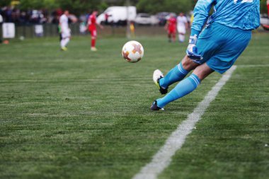 Odessa, Ukrayna - Cirka 2019: yeşil çim alan ile futbol futbol gol. Oyun sırasında topa bir futbolcu tekme. Bir futbol teması üzerine açıklayıcı editoryal