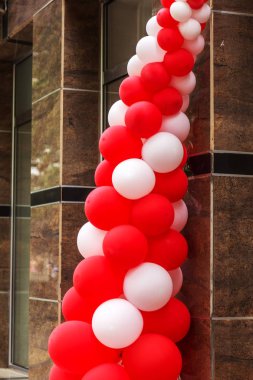 Ciddi bir olay kutlama sırasında renkli balonlar ile giriş yapma. Renkli balonlar ile Parti veya doğum günü afiş