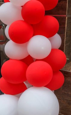 Ciddi bir olay kutlama sırasında renkli balonlar ile giriş yapma. Renkli balonlar ile Parti veya doğum günü afiş