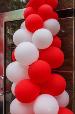 Ciddi bir olay kutlama sırasında renkli balonlar ile giriş yapma. Renkli balonlar ile Parti veya doğum günü afiş