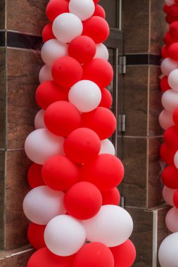 Ciddi bir olay kutlama sırasında renkli balonlar ile giriş yapma. Renkli balonlar ile Parti veya doğum günü afiş