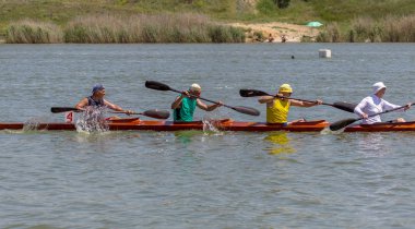 Odessa, Ukrayna - 1 Haziran 2019: Ukrayna kürek şampiyonası. Yarışma sırasında kürek kanalının suyunda spor teknesinde kürekçiler