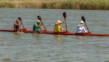 Odessa, Ukrayna - 1 Haziran 2019: Ukrayna kürek şampiyonası. Yarışma sırasında kürek kanalının suyunda spor teknesinde kürekçiler