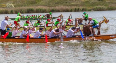 Odessa, Ukrayna - 2 Haziran 2019: Dragon Boat Festivali sırasında Dragon Boat Racing, Dragboat Racing popüler geleneksel Çin su sporudur. Nehirdeki dragboat. Yaz yarışında kürek kürek kürek insanlar kürek