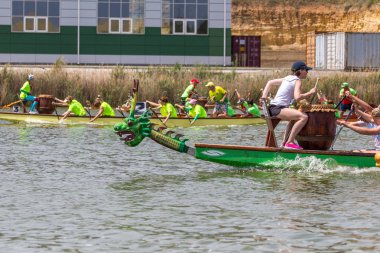 Odessa, Ukrayna - 2 Haziran 2019: Dragon Boat Festivali sırasında Dragon Boat Racing, Dragboat Racing popüler geleneksel Çin su sporudur. Nehirdeki dragboat. Yaz yarışında kürek kürek kürek insanlar kürek