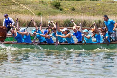Odessa, Ukrayna - 2 Haziran 2019: Dragon Boat Festivali sırasında Dragon Boat Racing, Dragboat Racing popüler geleneksel Çin su sporudur. Nehirdeki dragboat. Yaz yarışında kürek kürek kürek insanlar kürek