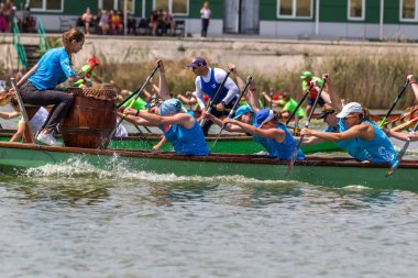 Odessa, Ukrayna - 2 Haziran 2019: Dragon Boat Festivali sırasında Dragon Boat Racing, Dragboat Racing popüler geleneksel Çin su sporudur. Nehirdeki dragboat. Yaz yarışında kürek kürek kürek insanlar kürek