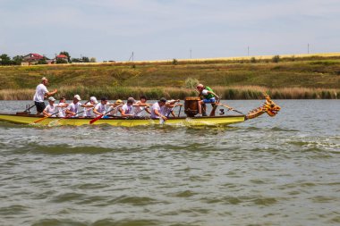 Odessa, Ukrayna - 2 Haziran 2019: Dragon Boat Festivali sırasında Dragon Boat Racing, Dragboat Racing popüler geleneksel Çin su sporudur. Nehirdeki dragboat. Yaz yarışında kürek kürek kürek insanlar kürek