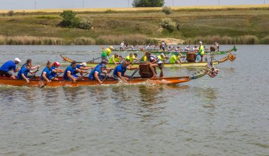 Odessa, Ukrayna - 2 Haziran 2019: Dragon Boat Festivali sırasında Dragon Boat Racing, Dragboat Racing popüler geleneksel Çin su sporudur. Nehirdeki dragboat. Yaz yarışında kürek kürek kürek insanlar kürek