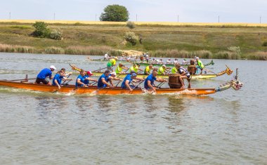 Odessa, Ukrayna - 2 Haziran 2019: Dragon Boat Festivali sırasında Dragon Boat Racing, Dragboat Racing popüler geleneksel Çin su sporudur. Nehirdeki dragboat. Yaz yarışında kürek kürek kürek insanlar kürek