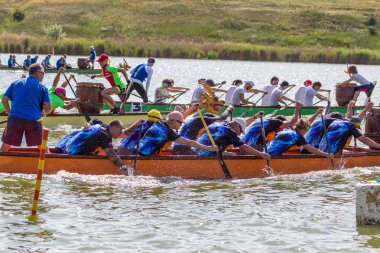 Odessa, Ukrayna - 2 Haziran 2019: Dragon Boat Festivali sırasında Dragon Boat Racing, Dragboat Racing popüler geleneksel Çin su sporudur. Nehirdeki dragboat. Yaz yarışında kürek kürek kürek insanlar kürek