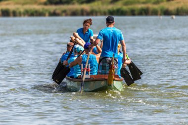 Odessa, Ukrayna - 2 Haziran 2019: Dragon Boat Festivali sırasında Dragon Boat Racing, Dragboat Racing popüler geleneksel Çin su sporudur. Nehirdeki dragboat. Yaz yarışında kürek kürek kürek insanlar kürek
