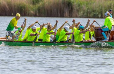 Odessa, Ukrayna - 2 Haziran 2019: Dragon Boat Festivali sırasında Dragon Boat Racing, Dragboat Racing popüler geleneksel Çin su sporudur. Nehirdeki dragboat. Yaz yarışında kürek kürek kürek insanlar kürek