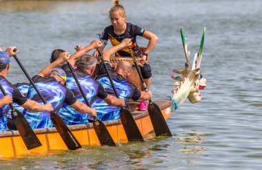 Odessa, Ukrayna - 2 Haziran 2019: Dragon Boat Festivali sırasında Dragon Boat Racing, Dragboat Racing popüler geleneksel Çin su sporudur. Nehirdeki dragboat. Yaz yarışında kürek kürek kürek insanlar kürek