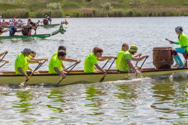 Odessa, Ukrayna - 2 Haziran 2019: Dragon Boat Festivali sırasında Dragon Boat Racing, Dragboat Racing popüler geleneksel Çin su sporudur. Nehirdeki dragboat. Yaz yarışında kürek kürek kürek insanlar kürek