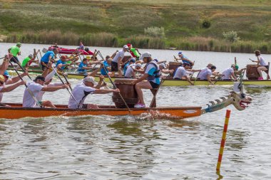 Odessa, Ukrayna - 2 Haziran 2019: Dragon Boat Festivali sırasında Dragon Boat Racing, Dragboat Racing popüler geleneksel Çin su sporudur. Nehirdeki dragboat. Yaz yarışında kürek kürek kürek insanlar kürek