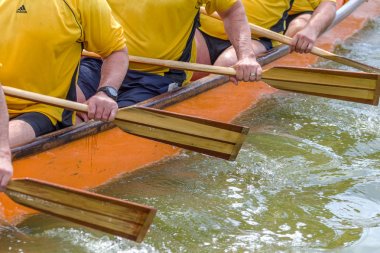 Odessa, Ukrayna - 2 Haziran 2019: Dragon Boat Festivali sırasında Dragon Boat Racing, Dragboat Racing popüler geleneksel Çin su sporudur. Nehirdeki dragboat. Yaz yarışında kürek kürek kürek insanlar kürek
