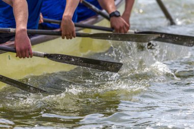 Odessa, Ukrayna - 2 Haziran 2019: Dragon Boat Festivali sırasında Dragon Boat Racing, Dragboat Racing popüler geleneksel Çin su sporudur. Nehirdeki dragboat. Yaz yarışında kürek kürek kürek insanlar kürek