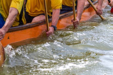 Odessa, Ukrayna - 2 Haziran 2019: Dragon Boat Festivali sırasında Dragon Boat Racing, Dragboat Racing popüler geleneksel Çin su sporudur. Nehirdeki dragboat. Yaz yarışında kürek kürek kürek insanlar kürek