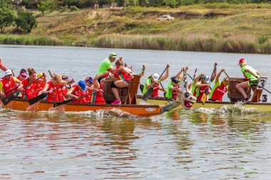 Odessa, Ukrayna - 2 Haziran 2019: Dragon Boat Festivali sırasında Dragon Boat Racing, Dragboat Racing popüler geleneksel Çin su sporudur. Nehirdeki dragboat. Yaz yarışında kürek kürek kürek insanlar kürek