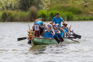 Odessa, Ukrayna - 2 Haziran 2019: Dragon Boat Festivali sırasında Dragon Boat Racing, Dragboat Racing popüler geleneksel Çin su sporudur. Nehirdeki dragboat. Yaz yarışında kürek kürek kürek insanlar kürek
