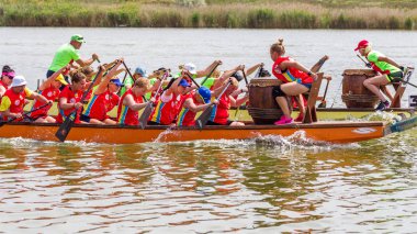 Odessa, Ukrayna - 2 Haziran 2019: Dragon Boat Festivali sırasında Dragon Boat Racing, Dragboat Racing popüler geleneksel Çin su sporudur. Nehirdeki dragboat. Yaz yarışında kürek kürek kürek insanlar kürek