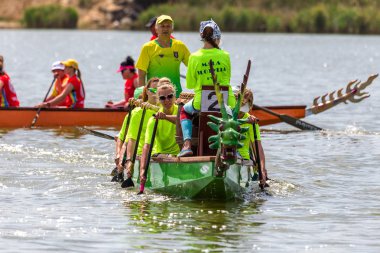 Odessa, Ukrayna - 2 Haziran 2019: Dragon Boat Festivali sırasında Dragon Boat Racing, Dragboat Racing popüler geleneksel Çin su sporudur. Nehirdeki dragboat. Yaz yarışında kürek kürek kürek insanlar kürek