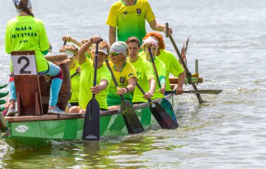 Odessa, Ukrayna - 2 Haziran 2019: Dragon Boat Festivali sırasında Dragon Boat Racing, Dragboat Racing popüler geleneksel Çin su sporudur. Nehirdeki dragboat. Yaz yarışında kürek kürek kürek insanlar kürek