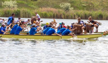 Odessa, Ukrayna - 2 Haziran 2019: Dragon Boat Festivali sırasında Dragon Boat Racing, Dragboat Racing popüler geleneksel Çin su sporudur. Nehirdeki dragboat. Yaz yarışında kürek kürek kürek insanlar kürek