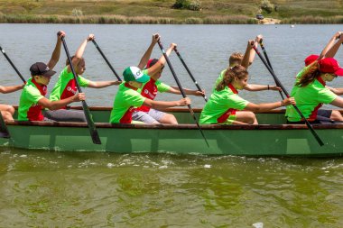 Odessa, Ukrayna - 2 Haziran 2019: Dragon Boat Festivali sırasında Dragon Boat Racing, Dragboat Racing popüler geleneksel Çin su sporudur. Nehirdeki dragboat. Yaz yarışında kürek kürek kürek insanlar kürek