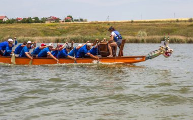 Odessa, Ukrayna - 2 Haziran 2019: Dragon Boat Festivali sırasında Dragon Boat Racing, Dragboat Racing popüler geleneksel Çin su sporudur. Nehirdeki dragboat. Yaz yarışında kürek kürek kürek insanlar kürek