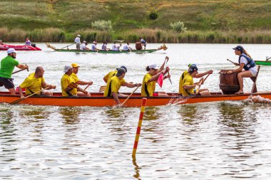 Odessa, Ukrayna - 2 Haziran 2019: Dragon Boat Festivali sırasında Dragon Boat Racing, Dragboat Racing popüler geleneksel Çin su sporudur. Nehirdeki dragboat. Yaz yarışında kürek kürek kürek insanlar kürek