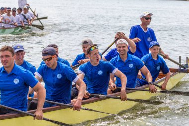 Odessa, Ukrayna - 2 Haziran 2019: Dragon Boat Festivali sırasında Dragon Boat Racing, Dragboat Racing popüler geleneksel Çin su sporudur. Nehirdeki dragboat. Yaz yarışında kürek kürek kürek insanlar kürek