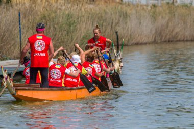 Odessa, Ukrayna - 2 Haziran 2019: Dragon Boat Festivali sırasında Dragon Boat Racing, Dragboat Racing popüler geleneksel Çin su sporudur. Nehirdeki dragboat. Yaz yarışında kürek kürek kürek insanlar kürek