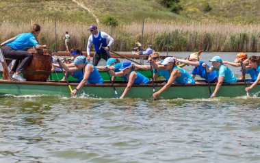 Odessa, Ukrayna - 2 Haziran 2019: Dragon Boat Festivali sırasında Dragon Boat Racing, Dragboat Racing popüler geleneksel Çin su sporudur. Nehirdeki dragboat. Yaz yarışında kürek kürek kürek insanlar kürek