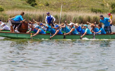 Odessa, Ukrayna - 2 Haziran 2019: Dragon Boat Festivali sırasında Dragon Boat Racing, Dragboat Racing popüler geleneksel Çin su sporudur. Nehirdeki dragboat. Yaz yarışında kürek kürek kürek insanlar kürek