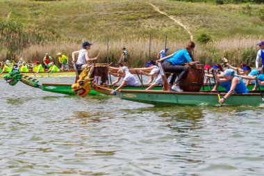 Odessa, Ukrayna - 2 Haziran 2019: Dragon Boat Festivali sırasında Dragon Boat Racing, Dragboat Racing popüler geleneksel Çin su sporudur. Nehirdeki dragboat. Yaz yarışında kürek kürek kürek insanlar kürek