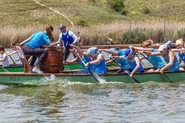Odessa, Ukrayna - 2 Haziran 2019: Dragon Boat Festivali sırasında Dragon Boat Racing, Dragboat Racing popüler geleneksel Çin su sporudur. Nehirdeki dragboat. Yaz yarışında kürek kürek kürek insanlar kürek