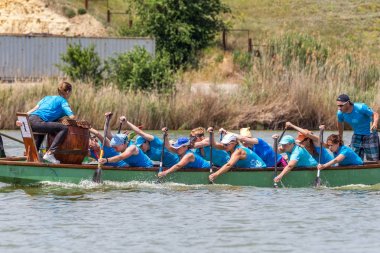 Odessa, Ukrayna - 2 Haziran 2019: Dragon Boat Festivali sırasında Dragon Boat Racing, Dragboat Racing popüler geleneksel Çin su sporudur. Nehirdeki dragboat. Yaz yarışında kürek kürek kürek insanlar kürek