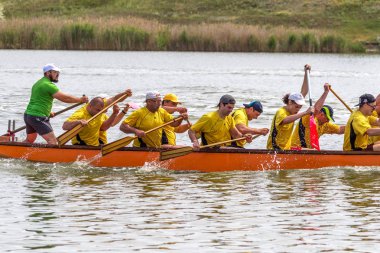 Odessa, Ukrayna - 2 Haziran 2019: Dragon Boat Festivali sırasında Dragon Boat Racing, Dragboat Racing popüler geleneksel Çin su sporudur. Nehirdeki dragboat. Yaz yarışında kürek kürek kürek insanlar kürek