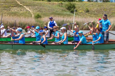 Odessa, Ukrayna - 2 Haziran 2019: Dragon Boat Festivali sırasında Dragon Boat Racing, Dragboat Racing popüler geleneksel Çin su sporudur. Nehirdeki dragboat. Yaz yarışında kürek kürek kürek insanlar kürek