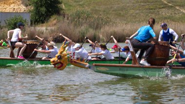Odessa, Ukrayna - 2 Haziran 2019: Dragon Boat Festivali sırasında Dragon Boat Racing, Dragboat Racing popüler geleneksel Çin su sporudur. Nehirdeki dragboat. Yaz yarışında kürek kürek kürek insanlar kürek