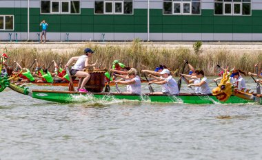 Odessa, Ukrayna - 2 Haziran 2019: Dragon Boat Festivali sırasında Dragon Boat Racing, Dragboat Racing popüler geleneksel Çin su sporudur. Nehirdeki dragboat. Yaz yarışında kürek kürek kürek insanlar kürek