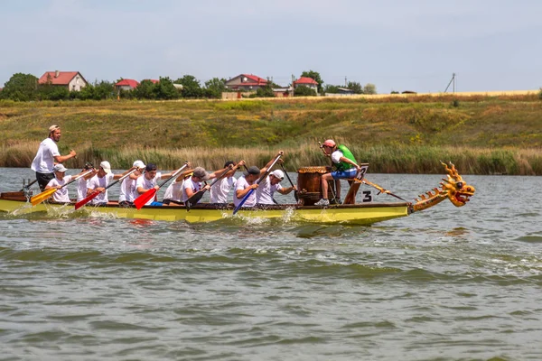 Odessa, Ukrayna - 2 Haziran 2019: Dragon Boat Festivali sırasında Dragon Boat Racing, Dragboat Racing popüler geleneksel Çin su sporudur. Nehirdeki dragboat. Yaz yarışında kürek kürek kürek insanlar kürek